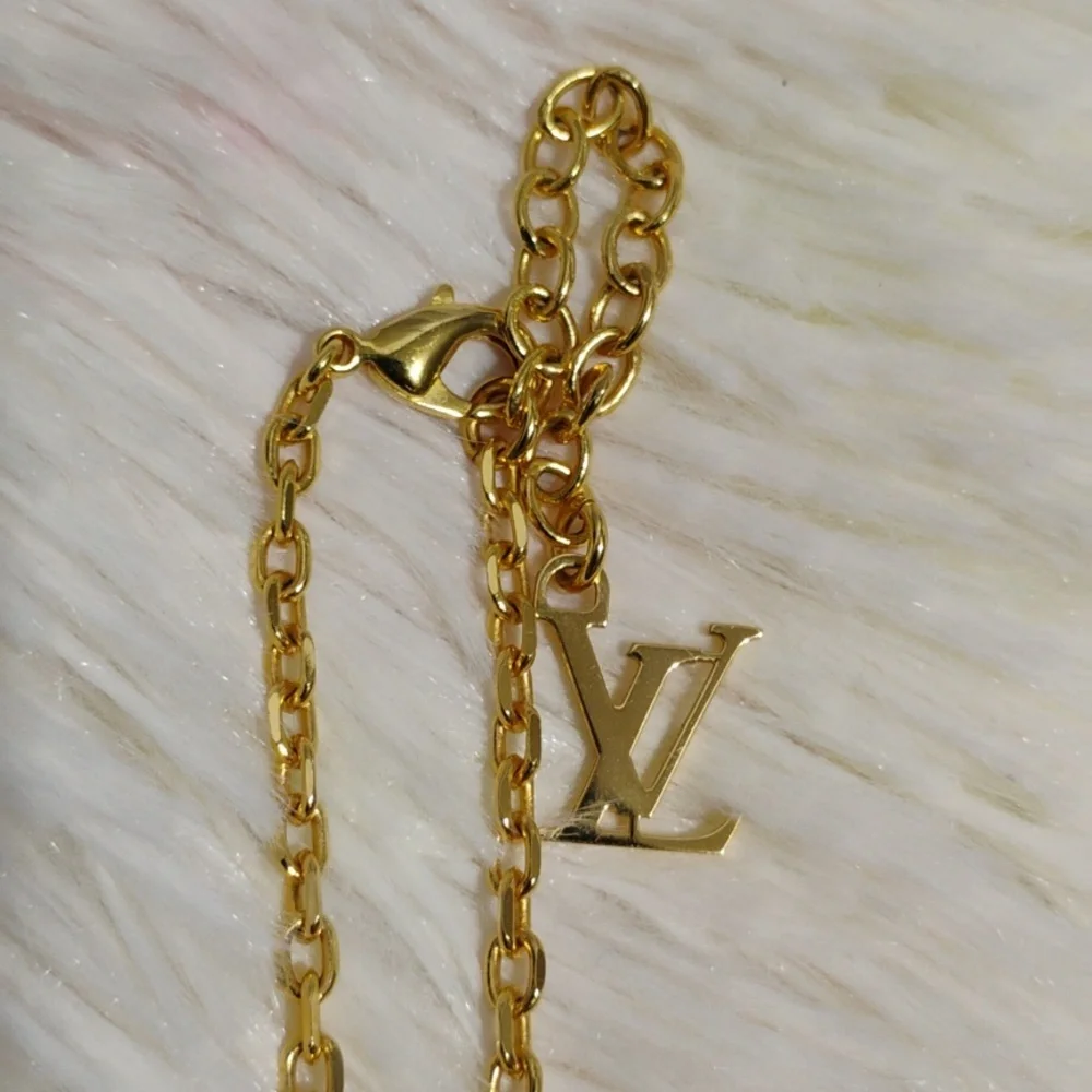 LOUIS VUITTON
Authentic Louis Vuitton
Resin 'Lock Me' Heart Pendant Necklace - Picture 14 of 16